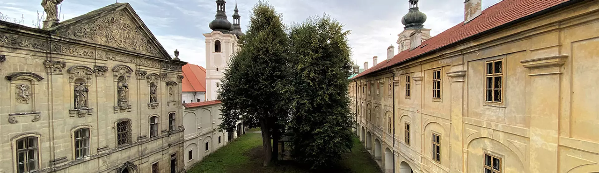 Bohoslužby v okolí